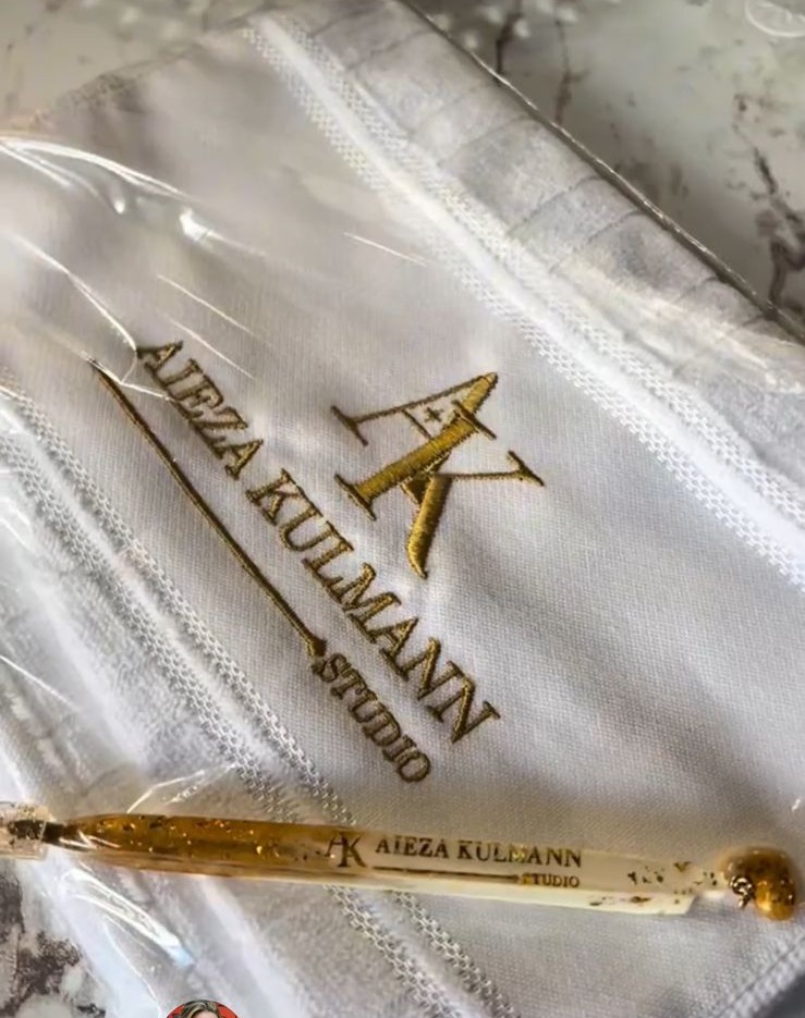 Toalha bordada Aieza Kulmann