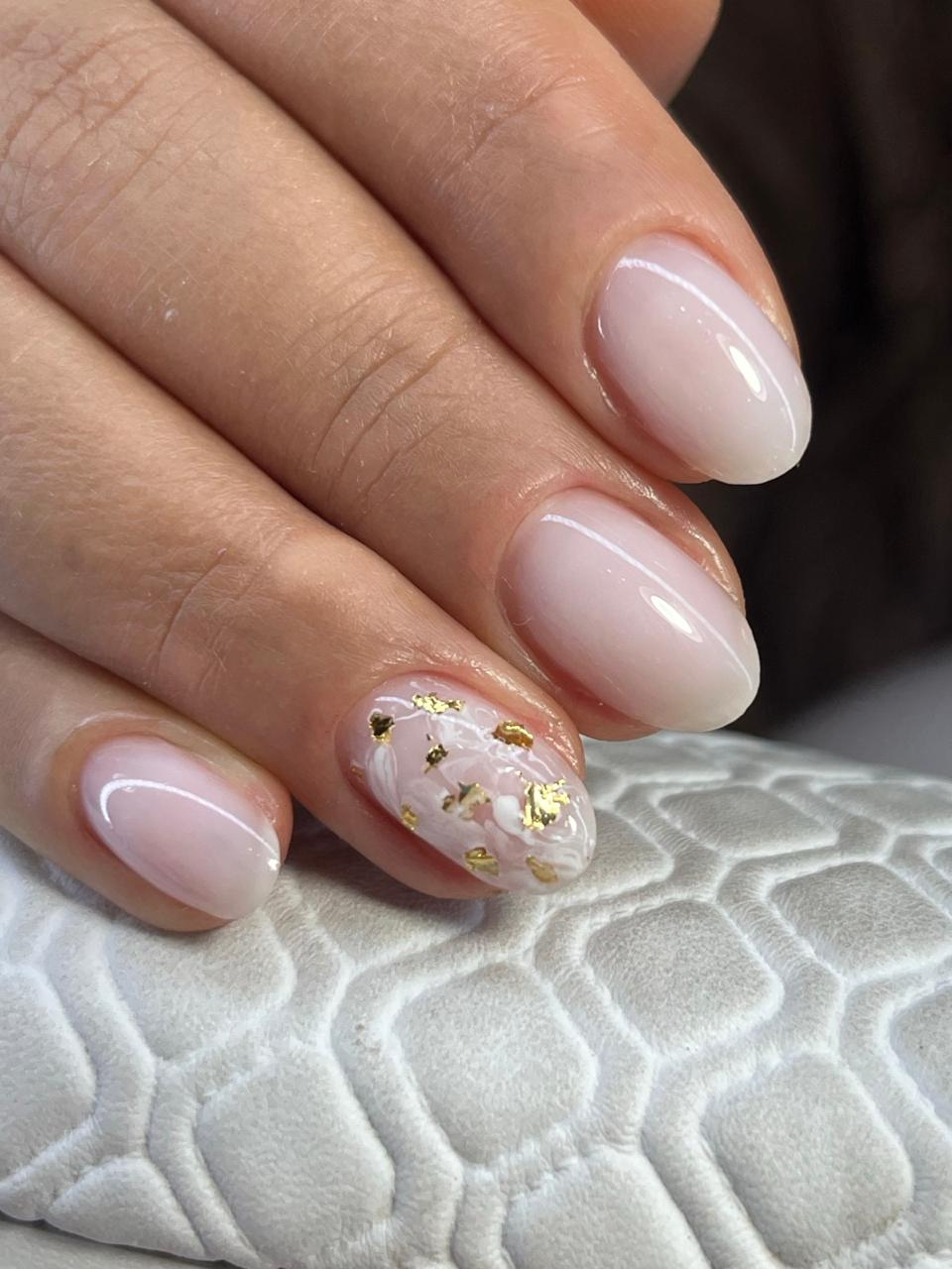 Nail art floral delicada