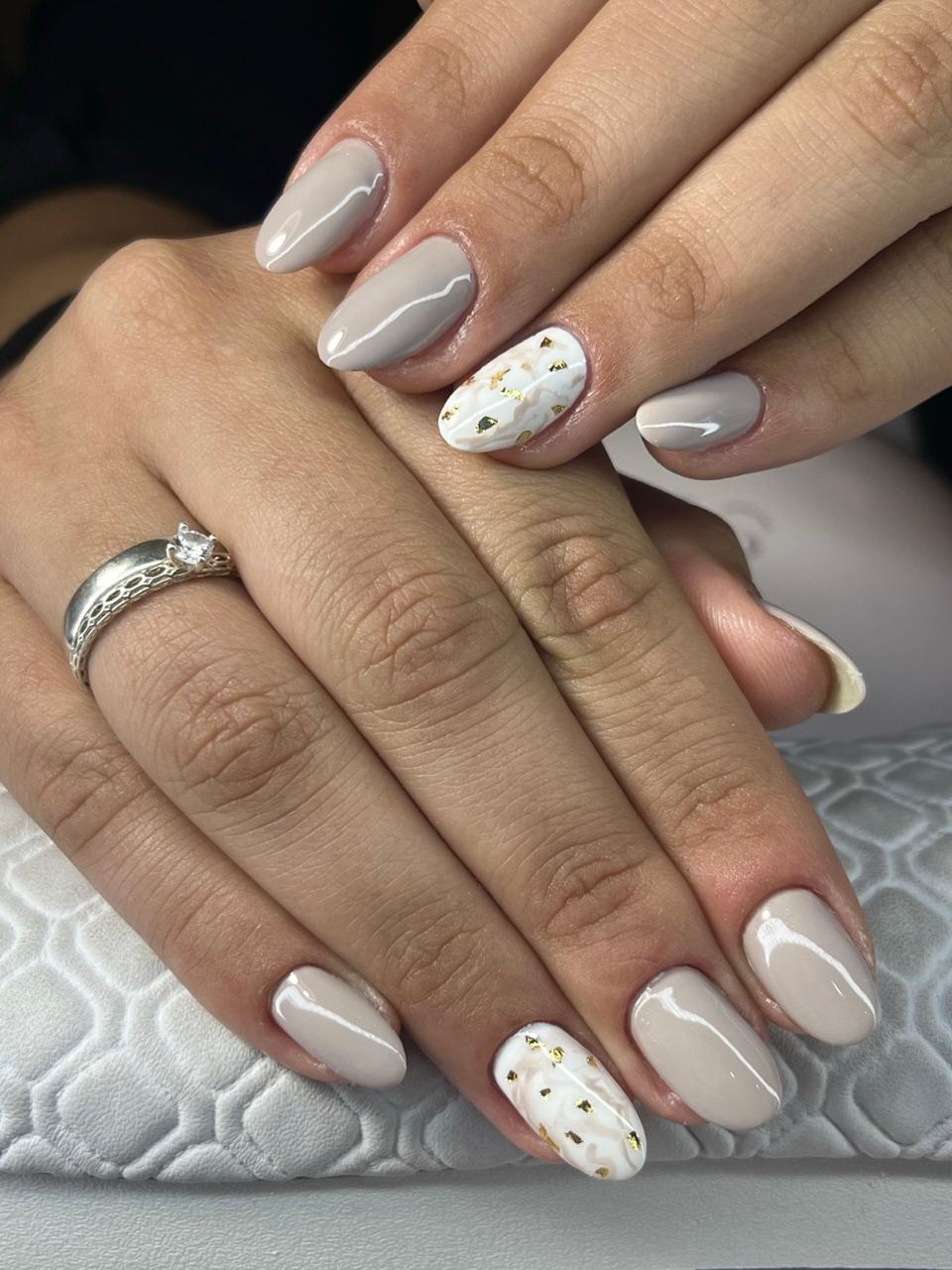 Nail art com folha dourada